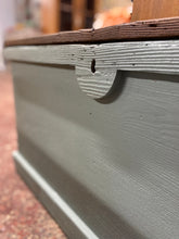 Load image into Gallery viewer, Pine Blanket Box
