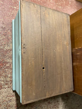 Load image into Gallery viewer, Pine Blanket Box