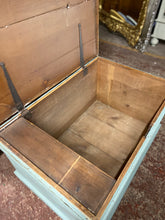 Load image into Gallery viewer, Pine Blanket Box