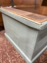 Load image into Gallery viewer, Pine Blanket Box