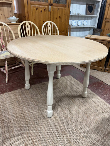 This beautiful lime washed round table is sturdy and well-maintained. Featuring oak legs and an oak veneer top, it comfortably accommodates four people. Plus, the legs can be removed to make moving it simpler.

Overall Dimensions

110cm diameter x 76cm high

DELIVERY AVAILABLE      

For our other items see our website https://fossewayfurniture.co.uk

collection from our shop at cv36, our collection zone at bs36 or otherwise delivery is available
