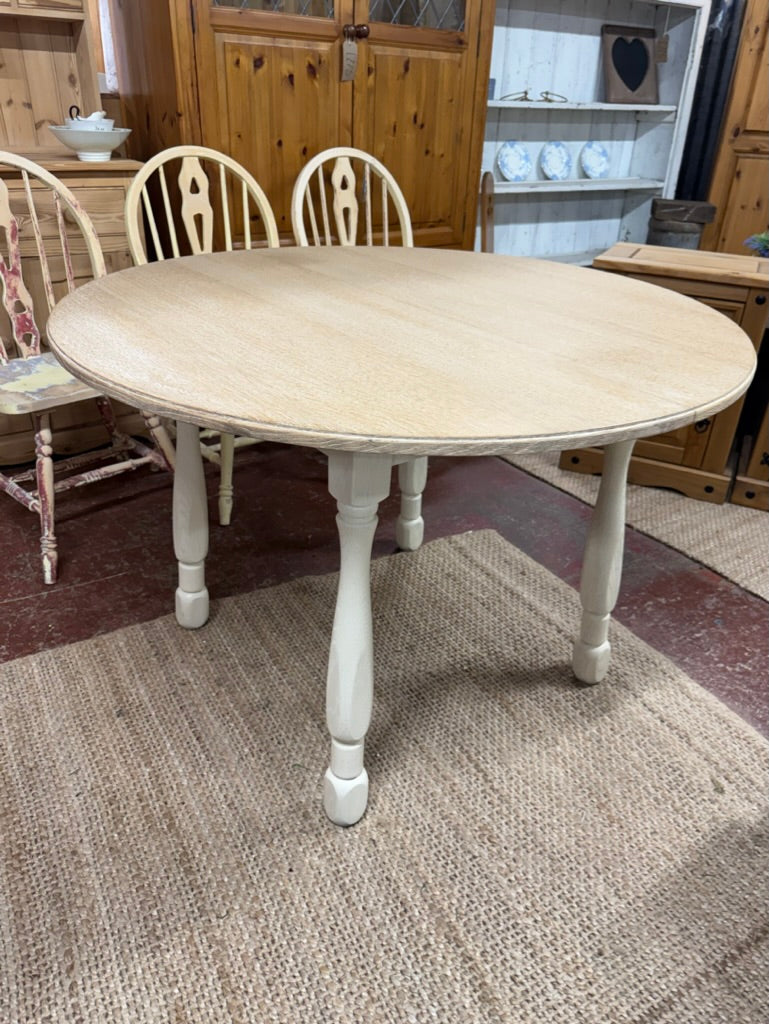This beautiful lime washed round table is sturdy and well-maintained. Featuring oak legs and an oak veneer top, it comfortably accommodates four people. Plus, the legs can be removed to make moving it simpler.

Overall Dimensions

110cm diameter x 76cm high

DELIVERY AVAILABLE      

For our other items see our website https://fossewayfurniture.co.uk

collection from our shop at cv36, our collection zone at bs36 or otherwise delivery is available
