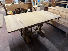 Load image into Gallery viewer, Oak Extendable Table
