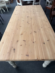 'Hardwick White' Dining Table