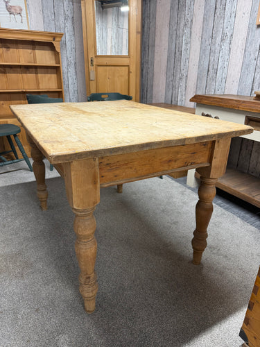 This charming solid pine scrub top table is sturdy and generally well-maintained. While it shows some signs of use, including minor marks and slight damage on one corner, these do not impact its functionality. It comfortably accommodates six people.

Overall Dimensions

122cm long x 87cm wide x 77cm high

DELIVERY AVAILABLE      

For our other items see our website https://fossewayfurniture.co.uk

collection from our shop at cv36, our collection zone at bs36 or otherwise delivery is available
