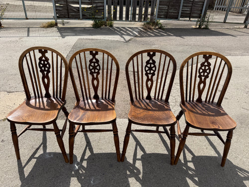 This charming set of oak wheelback chairs are sturdy and well-maintained. While they show some signs of use, the marks are minor and do not detract from their overall good condition.

Overall Dimensions

approx : 37cm wide x 39cm deep x 90cm high

DELIVERY AVAILABLE      

HAVE THIS PAINTED A COLOUR OF YOUR CHOICE FOR AN EXTRA £120 OR HAVE IT COMPLETELY STRIPPED BACK FOR JUST £130    

For our other items see our website https://fossewayfurniture.co.uk

collection from our shop at cv36, our collection zone 