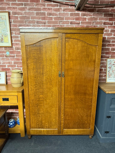 This charming oak veneer wardrobe is sturdy and well-maintained. Though it has a few minor marks from use, it offers plenty of storage space with four shelves on one side and a hanging rail on the other.

Overall Dimensions

106cm wide x 43cm deep x 166cm high

DELIVERY AVAILABLE      

HAVE THIS PAINTED A COLOUR OF YOUR CHOICE FOR AN EXTRA £100 OR HAVE IT COMPLETELY STRIPPED BACK FOR JUST £120    

For our other items see our website https://fossewayfurniture.co.uk

collection from our shop at cv36, our co