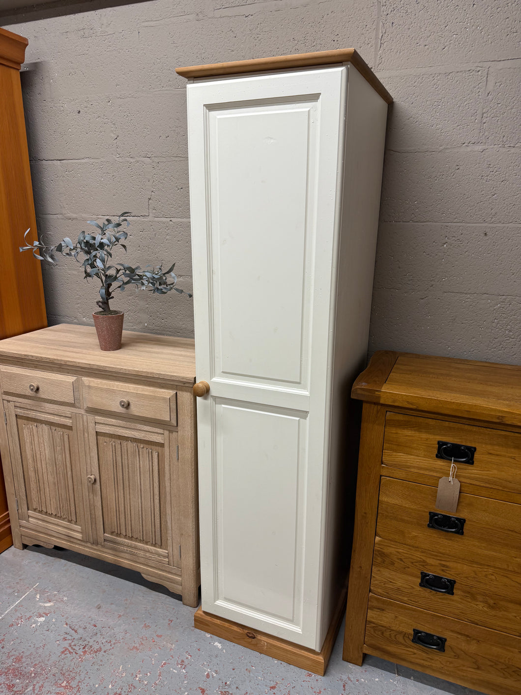 This charming two-tone single wardrobe is sturdy and well-maintained. Ideal for anyone needing hanging space without the bulk of a double wardrobe, it features a white finish with natural wood accents on the top, bottom, and knobs. Inside, you'll find a single hanging rail to keep your clothes organised.

Overall Dimensions

47cm wide x 54cm deep x 179cm high

DELIVERY AVAILABLE      

For our other items see our website https://fossewayfurniture.co.uk

collection from our shop at cv36, our collection zone 