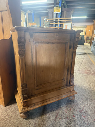 This charming antique pine cupboard is sturdy and well-preserved. While it shows some signs of use, they are minor and add to its character. Its compact size makes it ideal for filling those small spaces happily and beautifully.

Overall Dimensions

64cm wide x 36cm deep x 81cm high

DELIVERY AVAILABLE      

For our other items see our website https://fossewayfurniture.co.uk

collection from our shop at cv36, our collection zone at bs36 or otherwise delivery is available
