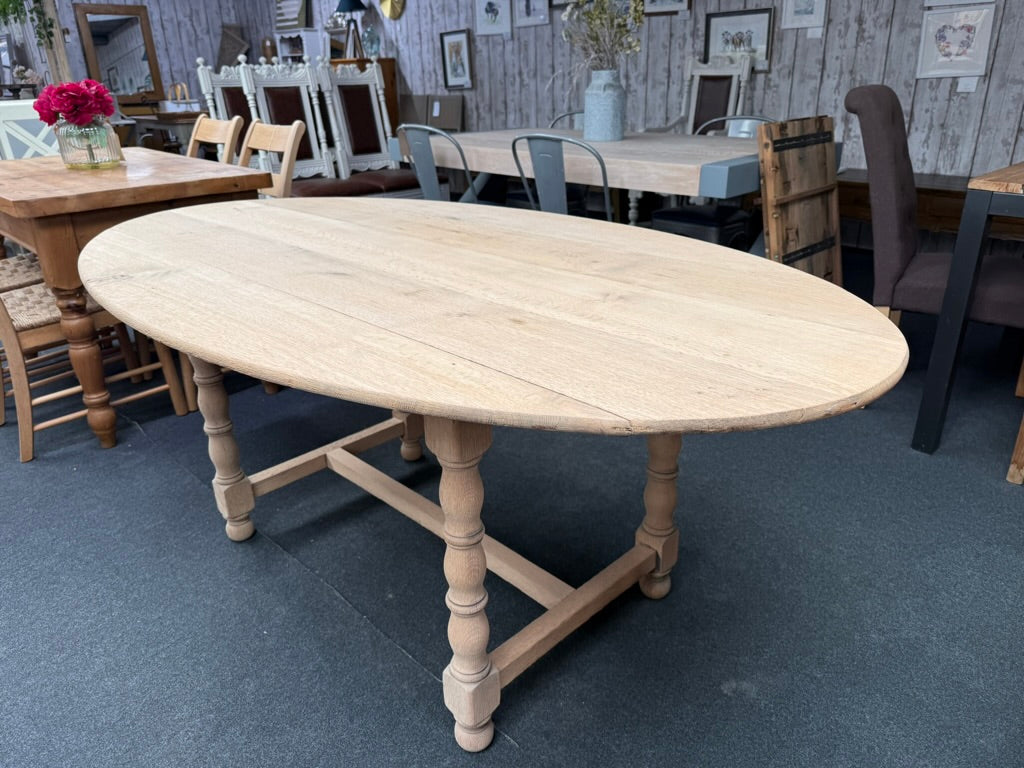 This beautiful solid oak dining table has been fully stripped to its bare wood, so applying a coat of wax is recommended to protect it. It comfortably seats six people and features a removable top for effortless moving.

Overall Dimensions

182cm long x 104cm wide x 75cm high

DELIVERY AVAILABLE      

For our other items see our website https://fossewayfurniture.co.uk

collection from our shop at cv36, our collection zone at bs36 or otherwise delivery is available
