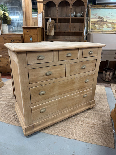 This beautiful 'Waring & Gillow' oak chest of drawers has been fully restored to its natural finish, so a layer of wax might be needed for protection. It offers generous storage space with 3 small drawers, 2 medium, and 2 large drawers. This charming piece is impressively solid and weighty.

Overall Dimensions

110cm wide x 53cm deep x 95cm high

DELIVERY AVAILABLE      

For our other items see our website https://fossewayfurniture.co.uk

collection from our shop at cv36, our collection zone at bs36 or oth