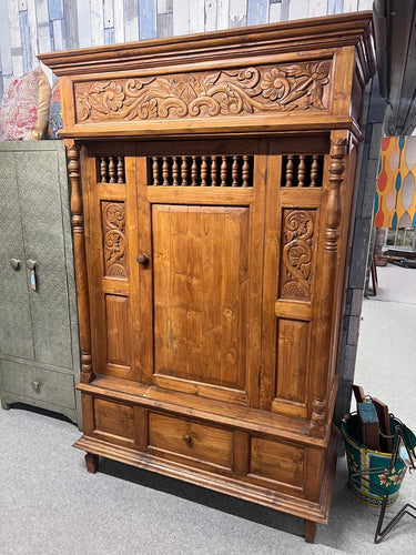 This beautiful hardwood carved wardrobe combines timeless craftsmanship with practical storage solutions. Structurally sound and in overall great condition, it features one spacious hanging rail ideal for your coats and dresses, plus a convenient drawer for additional storage. While it shows a few minor marks, these add character without detracting from its charm. Please note, this wardrobe is very heavy, reflecting its solid, high-quality construction that ensures durability for years to come. Bring elegan
