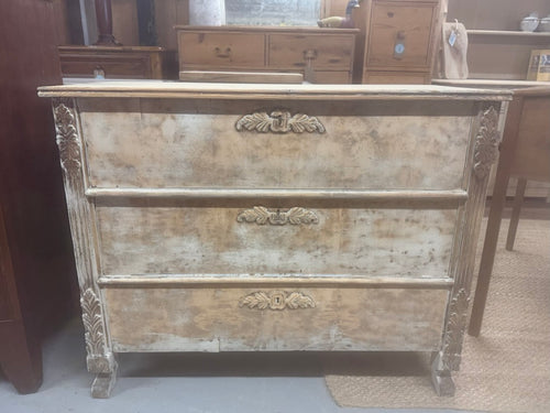 This beautiful, solid wooden chest of drawers features a charming distressed look and offers three spacious long drawers for ample storage. This piece is structurally stable and remains in great condition, showing only a few minor marks.

Overall Dimensions

99.5cm wide x 44cm deep x 80cm high

DELIVERY AVAILABLE      

For our other items see our website https://fossewayfurniture.co.uk

collection from our shop at cv36, our collection zone at bs36 or otherwise delivery is available

