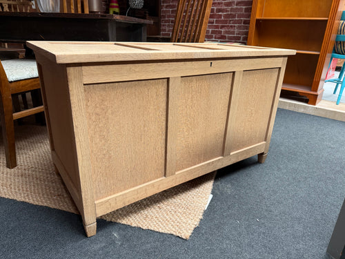 This solid oak blanket box has been lovingly stripped down to its natural finish, making it perfect for adding a layer of wax to protect and enhance its beauty. Lift the lid to discover plenty of storage space inside.

Overall Dimensions

106cm wide x 52cm deep x 61cm high

DELIVERY AVAILABLE      

For our other items see our website https://fossewayfurniture.co.uk

collection from our shop at CV36 4QZ or purchase online for delivery.
