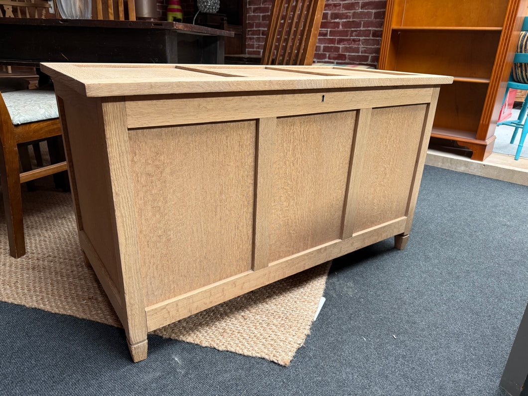 This solid oak blanket box has been lovingly stripped down to its natural finish, making it perfect for adding a layer of wax to protect and enhance its beauty. Lift the lid to discover plenty of storage space inside.

Overall Dimensions

106cm wide x 52cm deep x 61cm high

DELIVERY AVAILABLE      

For our other items see our website https://fossewayfurniture.co.uk

collection from our shop at CV36 4QZ or purchase online for delivery.
