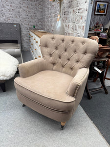 Crafted with both style and functionality in mind, this stunning button backed armchair boasts a structurally sound design and overall good condition. While there may be a few minor marks, a simple cleaning will leave it looking as good as new. Plus, with convenient carvers on the front legs, it's a breeze to move around as needed.

approx : 74cm wide x 70cm deep x 89cm high

DELIVERY AVAILABLE      

For our other items see our website https://fossewayfurniture.co.uk

collection from our shop at cv36, our 