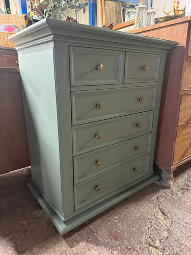 This beautiful chest of drawers is finished in Rustoleum’s cheerful 'Serenity' shade. One corner has been carefully repaired, but it remains fully functional. It features 2 small drawers above 4 large ones, offering plenty of storage space.

Overall Dimensions

81cm wide x 49cm deep x 97cm high

DELIVERY AVAILABLE      

For our other items see our website https://fossewayfurniture.co.uk

collection from our shop at cv36, our collection zone at bs36 or otherwise delivery is available
