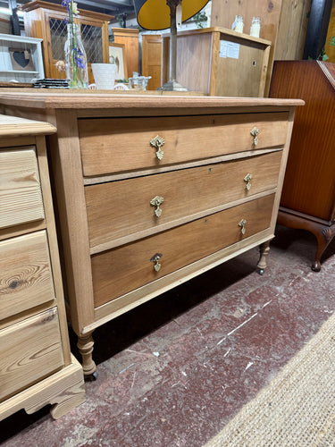 Beautifully stripped to highlight the natural wood grain, this chest of drawers will elevate any room. With 3 long dovetail jointed drawers, you'll have plenty of storage. Though used, any minor marks are easily overlooked in favor of the unique design.

Overall Dimensions

107cm wide x 47cm deep x 82cm high

DELIVERY AVAILABLE      

For our other items see our website https://fossewayfurniture.co.uk

collection from our shop at cv36, our collection zone at bs36 or otherwise delivery is available
