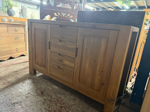 Expertly crafted with sturdy, durable wood, this beautifully designed sideboard is built to last. Despite its slight signs of use, this piece remains in excellent condition, making it a worthwhile investment for any home. Featuring four spacious drawers and two cupboards, it offers plenty of room for all your storage needs.

Overall Dimensions

136cm wide x 50.5cm deep x 85cm high

DELIVERY AVAILABLE      

For our other items see our website https://fossewayfurniture.co.uk

collection from our shop at cv36