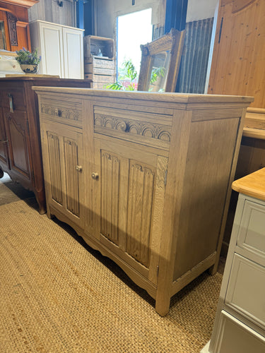 Maximize your storage space with our structurally sound Stripped Oak Sideboard. Its timeless beauty has been preserved and highlighted by a natural finish. It has ample storage with two drawers and a spacious double cupboard.

Overall Dimensions

115cm wide x 45cm deep x 89.5cm high

DELIVERY AVAILABLE      

For our other items see our website https://fossewayfurniture.co.uk

collection from our shop at cv36, our collection zone at bs36 or otherwise delivery is available
