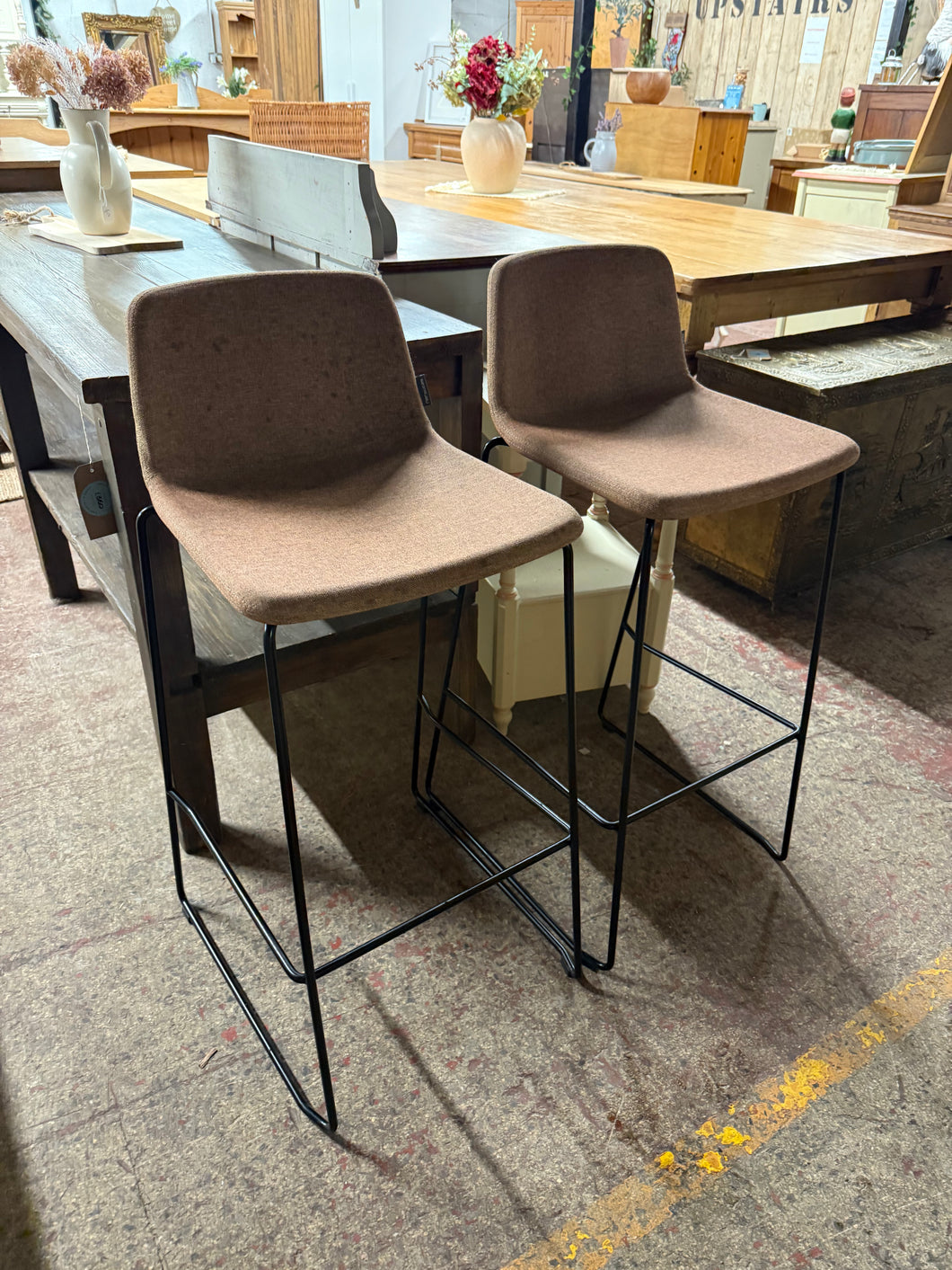 A wonderful pair of brown industrial bar stools that combine sturdy construction with timeless style. These well-maintained pieces are ideal for completing your breakfast bar setup, offering both durability and character. Whether you're furnishing a kitchen island or creating a casual dining spot, this matching set brings authentic industrial charm to your space.

Overall Dimensions

approx : 40cm wide x 40cm deep x 95cm high

DELIVERY AVAILABLE      

For our other items see our website https://fossewayfur