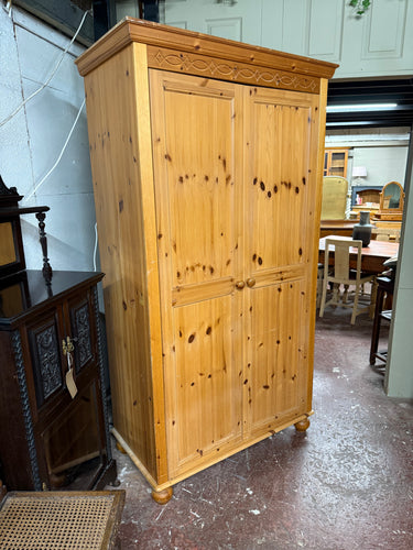 This charming double pine wardrobe is sturdy and well-maintained. It shows some minor scratches and marks, but nothing significant. Inside, you'll find two hanging rails for convenient storage.

Overall Dimensions

107cm wide x 55cm deep x 195cm high

DELIVERY AVAILABLE      

For our other items see our website https://fossewayfurniture.co.uk

collection from our shop at cv36, our collection zone at bs36 or otherwise delivery is available

