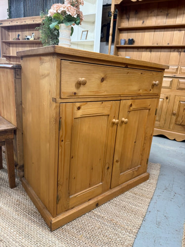 This beautiful solid pine cupboard is sturdy and generally in great shape. It shows some signs of use with minor marks, but nothing significant. The piece features one long dovetail-jointed drawer above a double-door cupboard with a single shelf inside.

Overall Dimensions

87cm wide x 48cm deep x 90cm high

DELIVERY AVAILABLE      

For our other items see our website https://fossewayfurniture.co.uk

collection from our shop at cv36, our collection zone at bs36 or otherwise delivery is available
