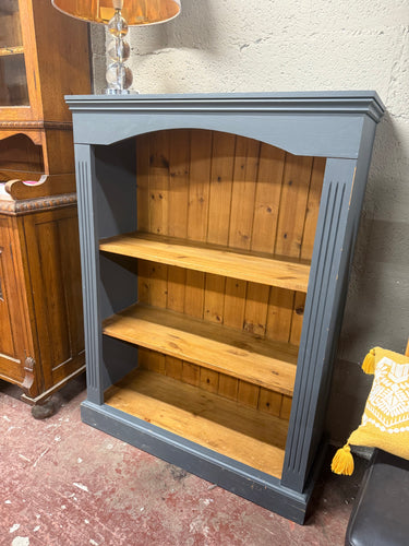 This charming solid pine bookcase is sturdy and well-maintained. While it shows a few minor marks, they don’t detract from its overall good condition. It features two shelves, perfect for organising your books and treasures.

Overall Dimensions

90.5cm wide x 34cm deep x 123cm high

DELIVERY AVAILABLE      

For our other items see our website https://fossewayfurniture.co.uk

collection from our shop at cv36, our collection zone at bs36 or otherwise delivery is available
