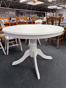 This Round Dining Table features a wooden design that has been expertly painted a bright white by previous owners. While there may be a few minor marks, it comfortably seats 4-5 people and the top can be easily detached from the base for convenient moving.

Overall Dimensions

100cm diameter x 75cm high

DELIVERY AVAILABLE      

For our other items see our website https://fossewayfurniture.co.uk

collection from our shop at cv36, our collection zone at bs36 or otherwise delivery is available
