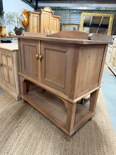 Experience the natural elegance and durability of mahogany with our stunning washstand. Made from high-quality wood, this washstand is built to last and offers ample storage with its double cupboard design. Although used, the washstand remains in overall good condition with only minimal marks. For added protection, consider applying a coat of wax.

Overall Dimensions

91.5cm wide x 47.5cm deep x 94cm high

DELIVERY AVAILABLE      

For our other items see our website https://fossewayfurniture.co.uk

collect