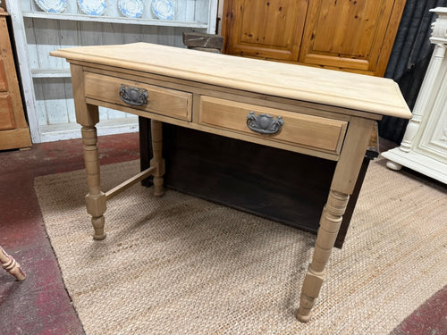 This beautiful mahogany console table/desk has been fully stripped to reveal its natural finish and could use a wax coating to help protect the surface. Featuring two small drawers with dovetail joints, it offers handy storage space.

Overall Dimensions

100cm wide x 44cm deep x 71cm high

DELIVERY AVAILABLE      

For our other items see our website https://fossewayfurniture.co.uk

collection from our shop at cv36, our collection zone at bs36 or otherwise delivery is available
