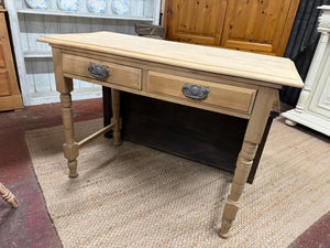This beautiful mahogany console table/desk has been fully stripped to reveal its natural finish and could use a wax coating to help protect the surface. Featuring two small drawers with dovetail joints, it offers handy storage space.

Overall Dimensions

100cm wide x 44cm deep x 71cm high

DELIVERY AVAILABLE      

For our other items see our website https://fossewayfurniture.co.uk

collection from our shop at cv36, our collection zone at bs36 or otherwise delivery is available
