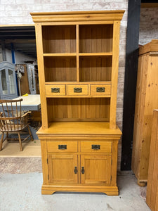 This exceptional dresser from Oak Furniture Land boasts a sturdy structural design and is in excellent condition. Its spacious storage includes two shelves and three short dovetail jointed drawers in the top section, as well as two dovetail jointed drawers and a double cupboard in the base. Despite being used, it may have minor marks. Additionally, this piece conveniently separates into two parts for easier transportation.

Overall Dimensions

94cm wide x 46cm deep x 201cm high 

DELIVERY AVAILABLE      

F