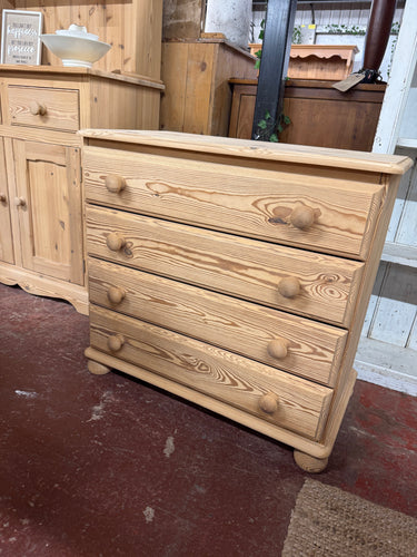 This charming solid pine chest of drawers has been fully restored to its natural finish, ready for a protective wax coat if desired. It offers plenty of storage space with four spacious long drawers.

Overall Dimensions

75cm wide x 41cm deep x 71.5cm high

DELIVERY AVAILABLE      

For our other items see our website https://fossewayfurniture.co.uk

collection from our shop at cv36, our collection zone at bs36 or otherwise delivery is available
