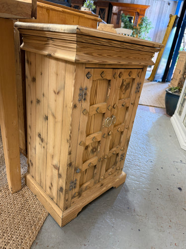 This charming Spanish-style bedside cupboard has been fully stripped down to its original finish, so a coat of wax might be needed to keep it protected. It features two shelves inside, making storage simple and convenient.

Overall Dimensions

49cm wide x 35.5cm deep x 74cm high

DELIVERY AVAILABLE      

For our other items see our website https://fossewayfurniture.co.uk

collection from our shop at cv36, our collection zone at bs36 or otherwise delivery is available
