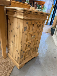 This charming Spanish-style bedside cupboard has been fully stripped down to its original finish, so a coat of wax might be needed to keep it protected. It features two shelves inside, making storage simple and convenient.

Overall Dimensions

49cm wide x 35.5cm deep x 74cm high

DELIVERY AVAILABLE      

For our other items see our website https://fossewayfurniture.co.uk

collection from our shop at cv36, our collection zone at bs36 or otherwise delivery is available
