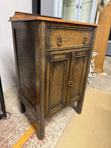 This oak cupboard is in excellent structural condition and overall good shape. It has been previously used and may have minor marks, but nothing significant. It includes a long dovetail jointed drawer and a single cupboard with one shelf for storage.

Overall Dimensions

61cm wide x 46cm deep x 101cm high

DELIVERY AVAILABLE      

For our other items see our website https://fossewayfurniture.co.uk

collection from our shop at cv36, our collection zone at bs36 or otherwise delivery is available
