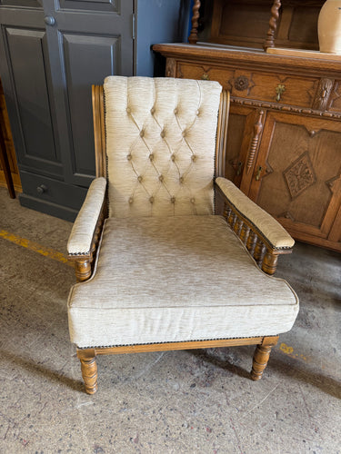 This charming Edwardian upholstered armchair combines timeless elegance with comfortable seating. Crafted with attention to detail, it remains in great overall condition despite being gently used, showing only minor marks that add character without compromising its appeal. Perfect for adding a touch of vintage charm to any room, this armchair invites you to relax in style while enjoying its durable upholstery.

approx : 66cm wide x 82cm deep x 90cm high

DELIVERY AVAILABLE      

For our other items see our