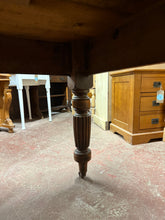 Load image into Gallery viewer, Victorian Scrub Top Table
