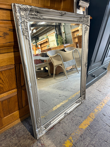 This gorgeous silver gilt framed mirror with a bevelled edge is sturdy and well-preserved. It has been gently used and shows only a few small marks, none of which are very noticeable.

Overall Dimensions

73cm wide x 94cm high

DELIVERY AVAILABLE      

For our other items see our website https://fossewayfurniture.co.uk

collection from our shop at cv36, our collection zone at bs36 or otherwise delivery is available
