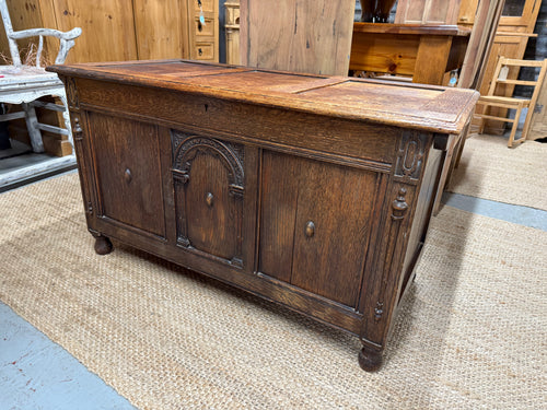 This beautiful oak blanket box is sturdy and well-made, showing signs of gentle use with some minor marks that add character. Ideal for keeping toys or blankets neatly stored, it’s a charming and practical addition to any home.

Overall Dimensions

109cm wide x 53cm deep x 62cm high

DELIVERY AVAILABLE      

For our other items see our website https://fossewayfurniture.co.uk

collection from our shop at CV36 4QZ or purchase online for delivery.
