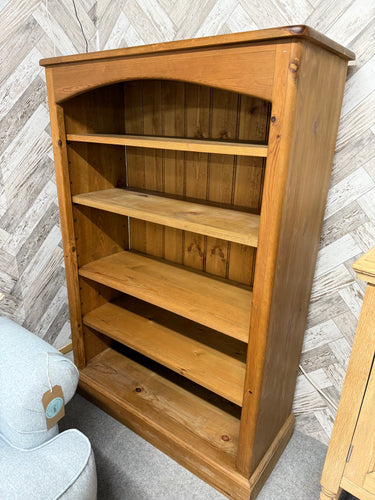 This sturdy chunky pine bookcase is in great condition and has a solid structure. While there are some minor marks from previous use, it remains highly functional. With 4 adjustable shelves, it offers ample storage space.

Overall Dimensions

93cm wide x 37cm deep x 138cm high

DELIVERY AVAILABLE      

For our other items see our website https://fossewayfurniture.co.uk

collection from our shop at cv36, our collection zone at bs36 or otherwise delivery is available
