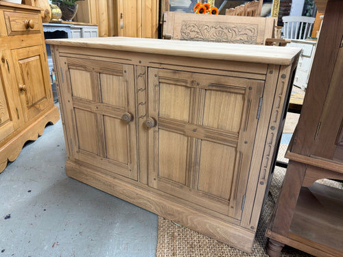 Unleash the potential of this beautiful stripped Ercol sideboard. The double cupboard with a spacious shelf is perfect for keeping your belongings organized. In order to maximize its beauty and durability, a coat of wax may be beneficial.

Overall Dimensions

98cm wide x 49.5cm deep x 70cm high

DELIVERY AVAILABLE      

For our other items see our website https://fossewayfurniture.co.uk

collection from our shop at cv36, our collection zone at bs36 or otherwise delivery is available
