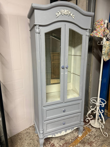 This display unit is not only visually striking, but also built to last. Don't let its secondhand status deter you from its potential. Give it a fresh coat of paint and enjoy the spacious cupboard and 2 convenient drawers for all your storage needs.

Overall Dimensions

75cm wide x 39cm deep x 190cm high

DELIVERY AVAILABLE      

HAVE THIS PAINTED A COLOUR OF YOUR CHOICE FOR AN EXTRA £100

For our other items see our website https://fossewayfurniture.co.uk

collection from our shop at cv36, our collection 