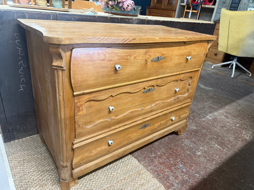This charming antique pine chest of drawers is structurally sound and well-preserved, making it an excellent choice for those who love vintage furniture. Featuring three long dovetail-jointed drawers, it offers ample storage space while showcasing classic craftsmanship. Its warm pine tones and timeless design bring a cozy, cheerful atmosphere to any room. Whether as a practical storage solution or a statement piece, this chest adds character and charm to your home with its authentic antique appeal.

Overall