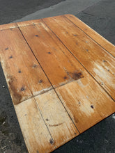 Load image into Gallery viewer, Victorian Scrub Top Table
