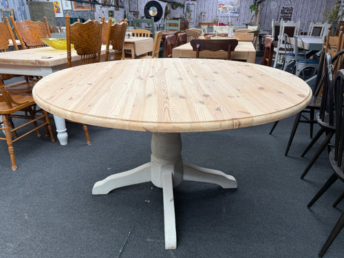 This beautiful solid pine round dining table is sturdy and well-maintained. The tabletop has been sanded and kept natural, while the legs show some marks and might look even better with a fresh coat of paint. It comfortably seats six and the top can be detached from the base for easier transport.

Overall Dimensions

135cm diameter x 77cm high

DELIVERY AVAILABLE      

For our other items see our website https://fossewayfurniture.co.uk

collection from our shop at cv36, our collection zone at bs36 or other