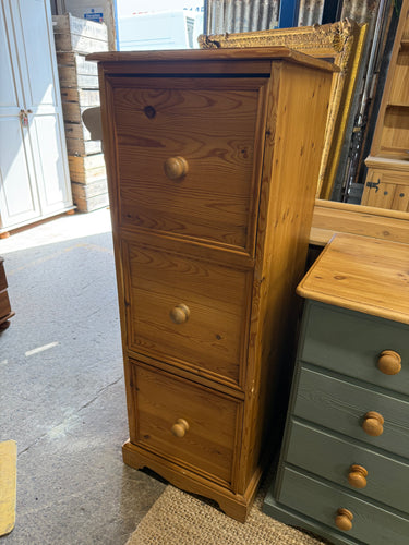This sturdy solid pine tallboy is in great shape overall. While it shows a few marks, they don’t impact its functionality. It features three spacious drawers with durable dovetail joints.

Overall Dimensions

45cm wide x 45.5cm deep x 124cm high

DELIVERY AVAILABLE      

HAVE THIS PAINTED A COLOUR OF YOUR CHOICE FOR AN EXTRA £70 OR HAVE IT COMPLETELY STRIPPED BACK FOR JUST £80    

For our other items see our website https://fossewayfurniture.co.uk

collection from our shop at cv36, our collection zone at 