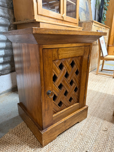 This beautiful hardwood side table features a charming lattice front and is solidly built. It shows some signs of use with minor marks, but nothing serious. Inside, you'll find a handy shelf for extra storage.

Overall Dimensions

51cm wide x 44cm deep x 67cm high

DELIVERY AVAILABLE      

For our other items see our website https://fossewayfurniture.co.uk

collection from our shop at cv36, our collection zone at bs36 or otherwise delivery is available
