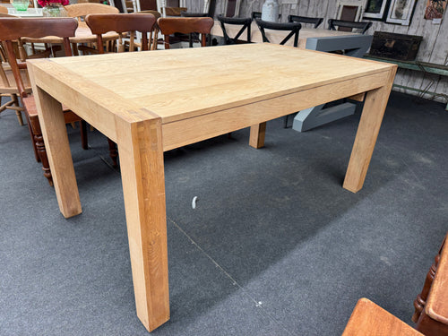This oak dining table is sturdy and in good condition overall. Although it is used and may have minor marks, a simple sanding can remove them. It comfortably accommodates 6 people and its legs are detachable for easy transportation.

Overall Dimensions

150cm long x 90cm wide x 76cm high

DELIVERY AVAILABLE      

For our other items see our website https://fossewayfurniture.co.uk

collection from our shop at cv36, our collection zone at bs36

